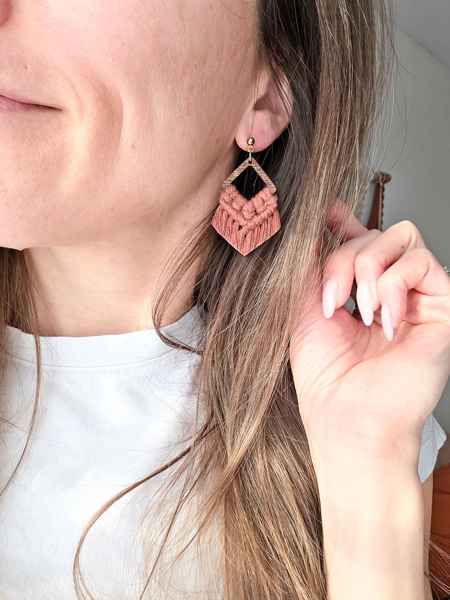 Boucles d’oreilles Élora – Macramé bohème, couleur cannelle et or