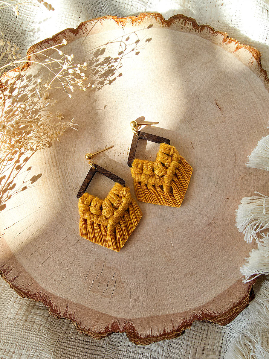 Boucles d’oreilles Élora – Macramé bohème, couleur jaune moutarde et or