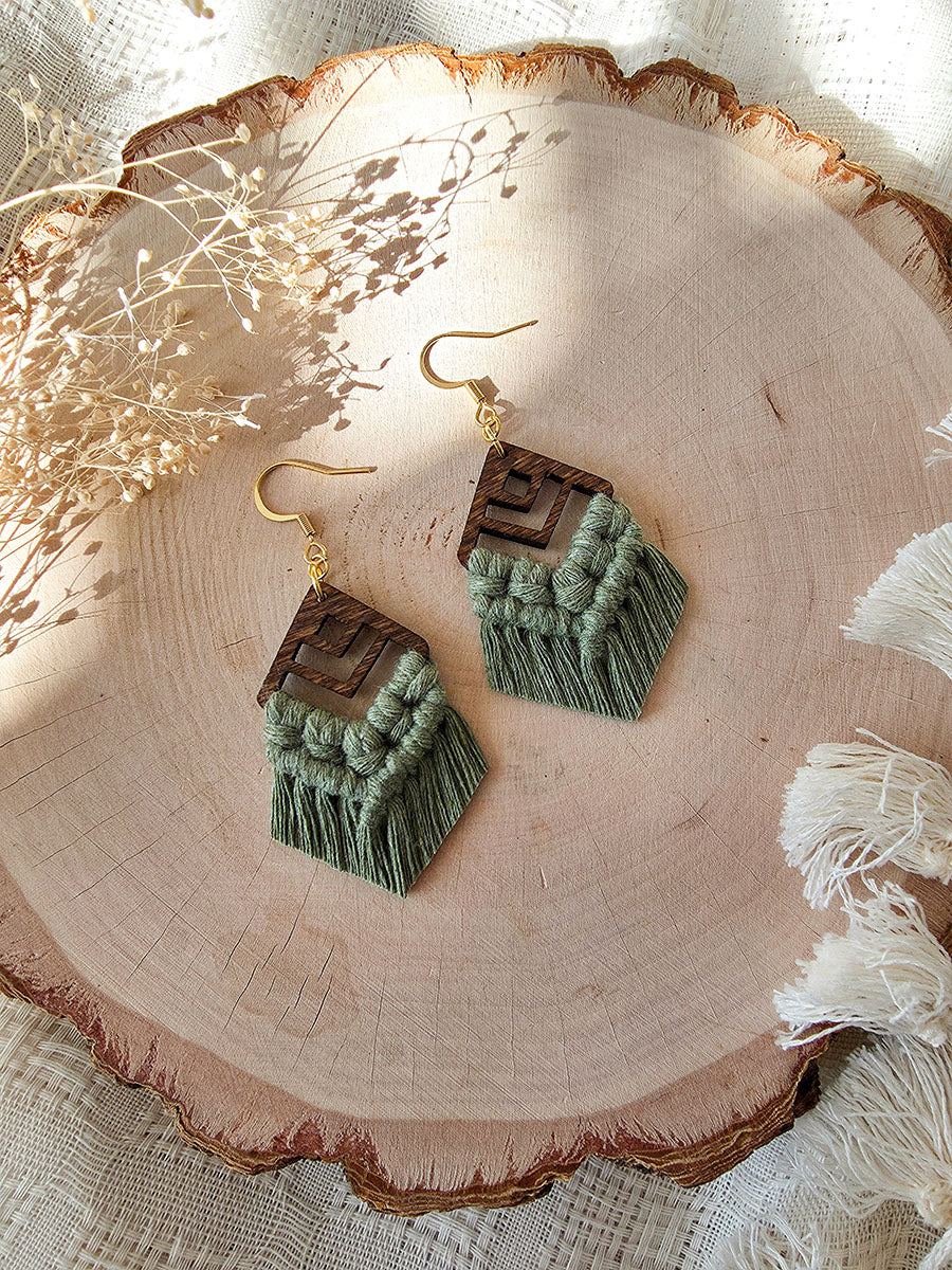 Boucles d’oreilles Zaya – Macramé bohème, couleur eucalyptus et or
