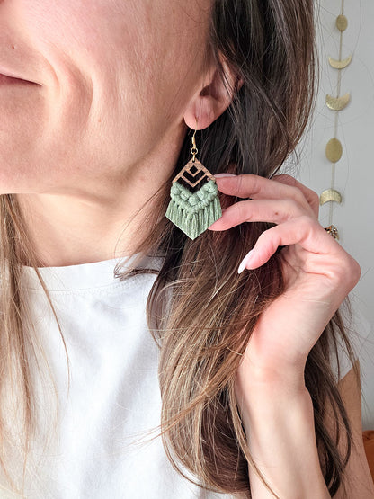 Boucles d’oreilles Zaya – Macramé bohème, couleur eucalyptus et or