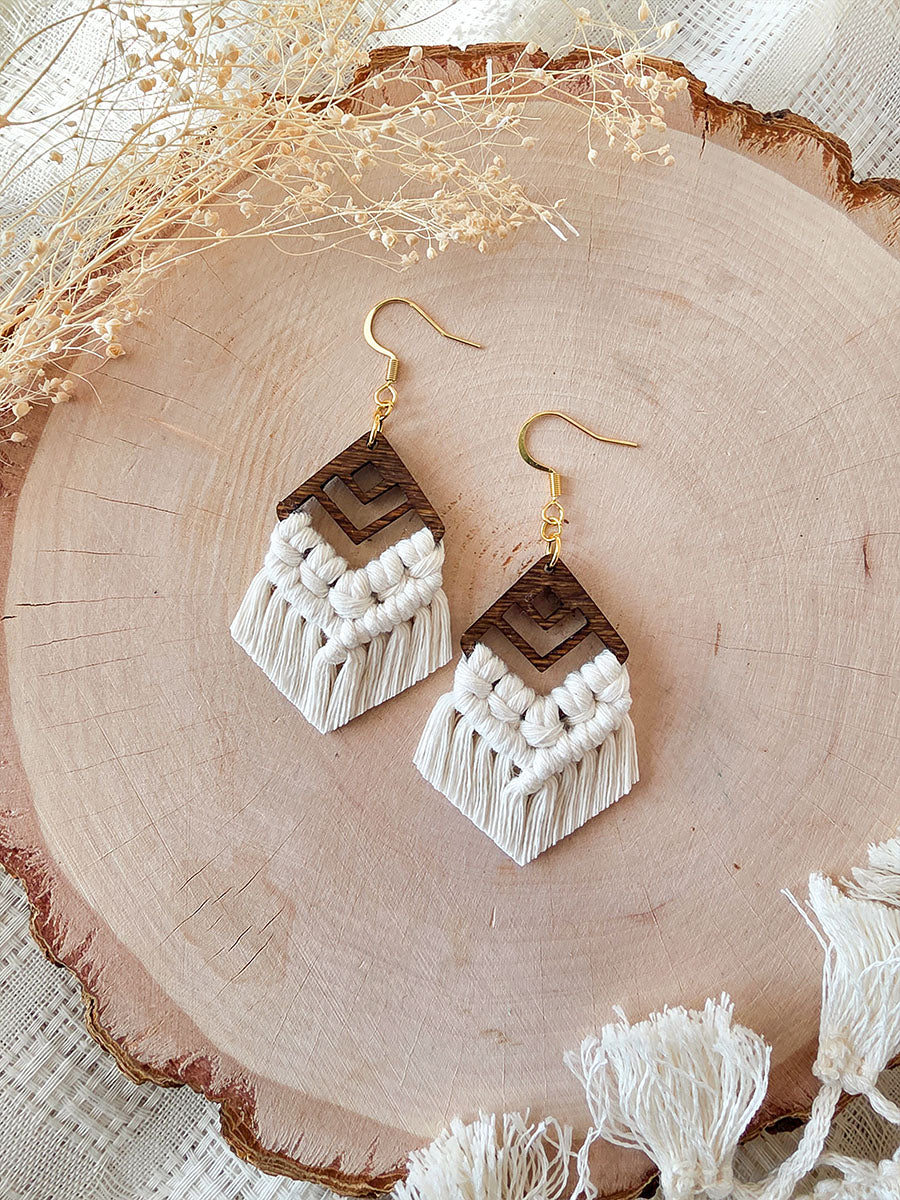 Boucles d’oreilles Zaya – Macramé bohème, couleur naturel et or