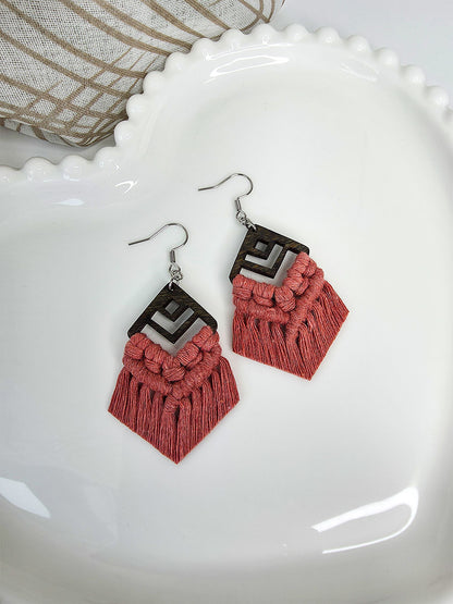 Boucles d’oreilles Zaya – Macramé bohème, couleur rose pivoine