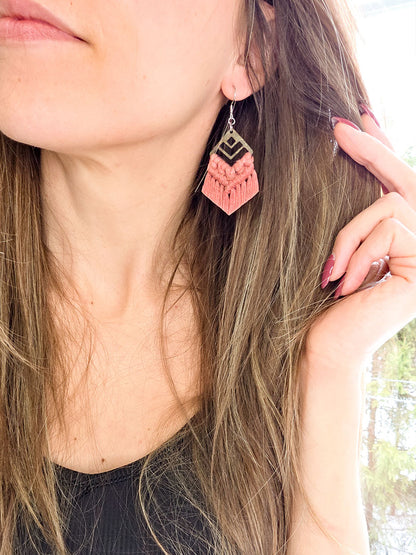 Boucles d’oreilles Zaya – Macramé bohème, couleur rose pivoine