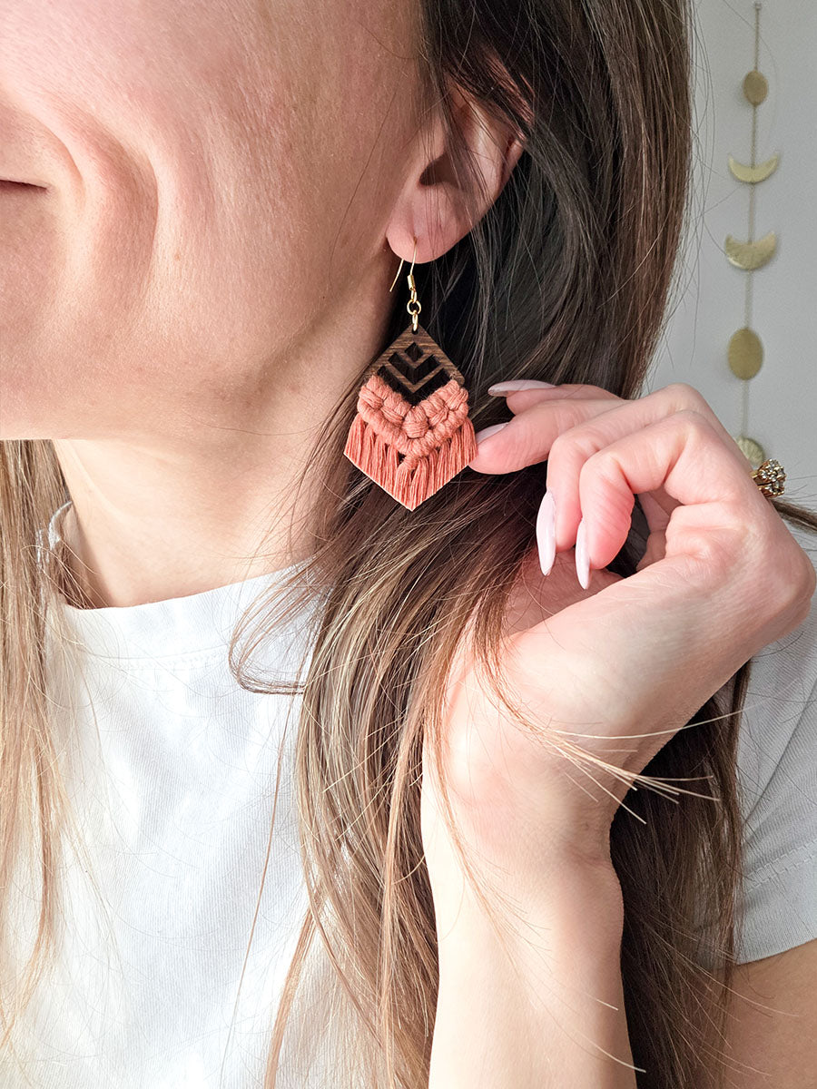 Boucles d’oreilles Zaya – Macramé bohème, couleur terracota et or