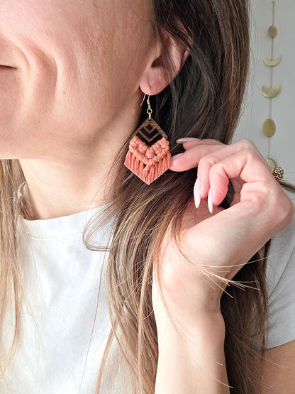 Boucles d’oreilles Zaya – Macramé bohème, couleur terracota et or