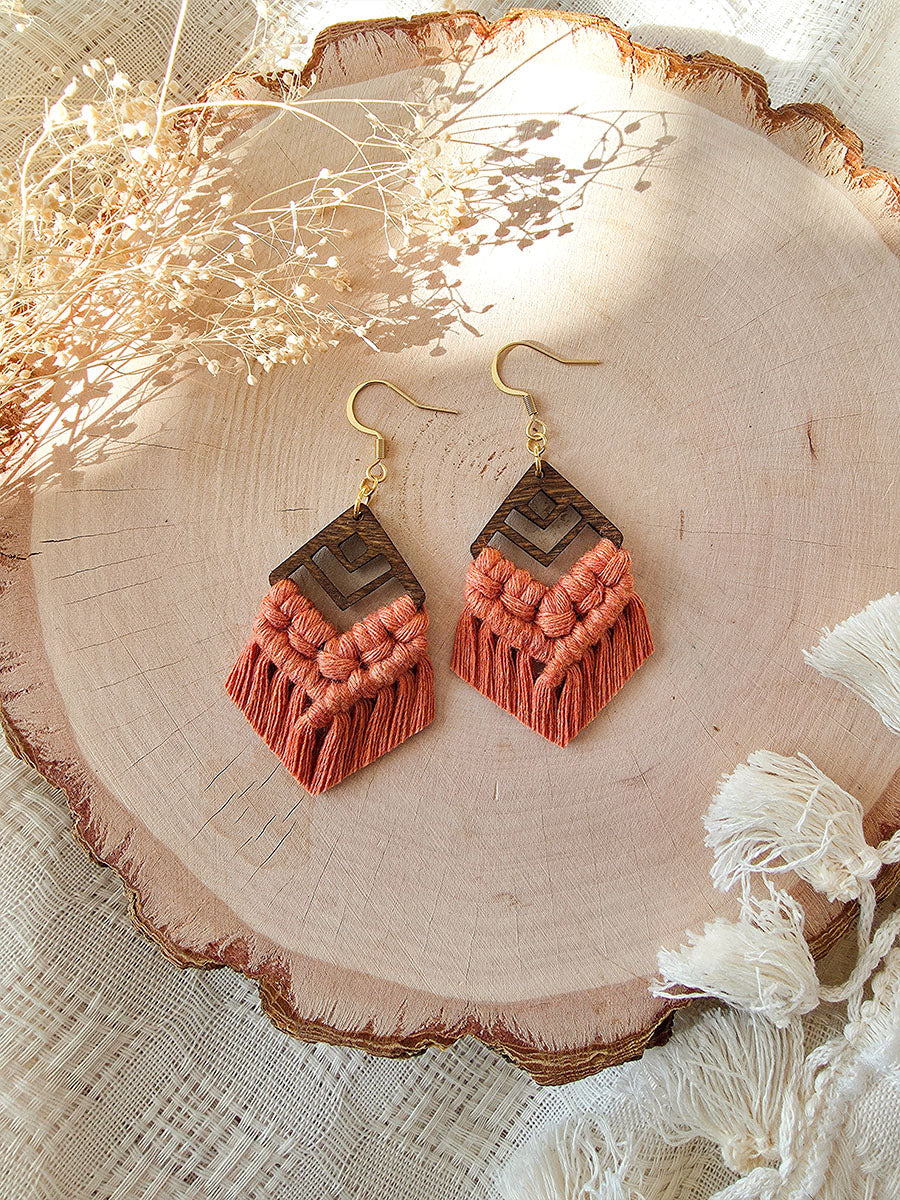 Boucles d’oreilles Zaya – Macramé bohème, couleur terracota et or