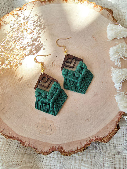 Boucles d’oreilles Zaya – Macramé bohème, couleur vert forêt et or