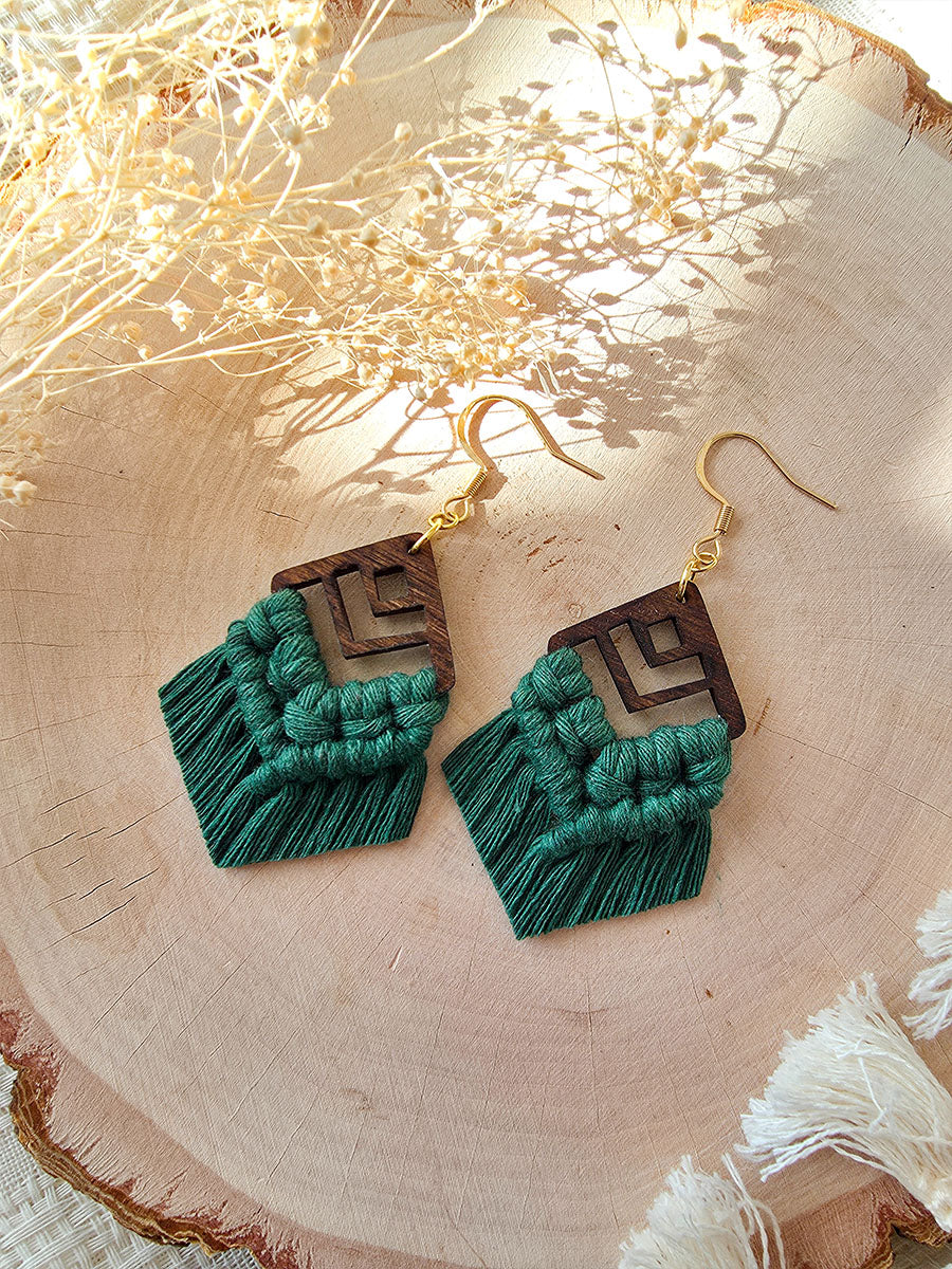 Boucles d’oreilles Zaya – Macramé bohème, couleur vert forêt et or