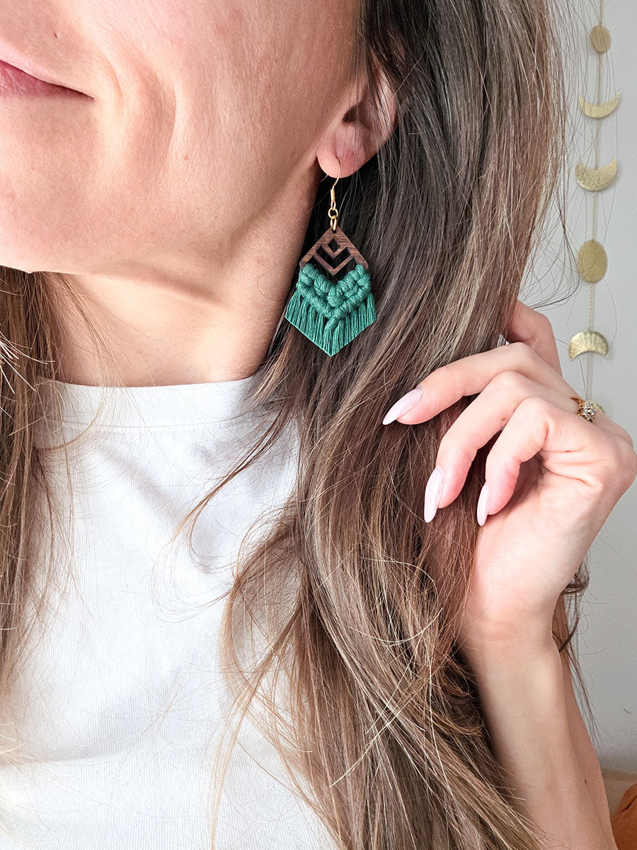 Boucles d’oreilles Zaya – Macramé bohème, couleur vert forêt et or