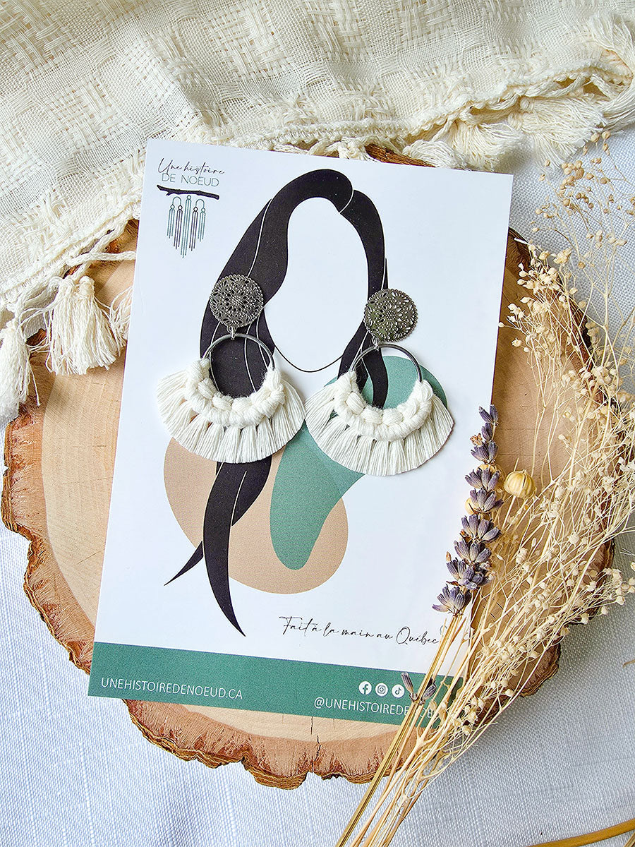 Boucles d’oreilles Noélia – Macramé bohème, couleur naturel et argent