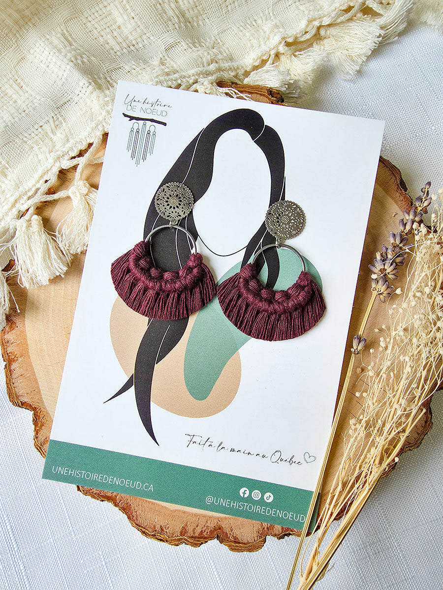 Boucles d’oreilles Noélia – Macramé bohème, couleur prune et argent