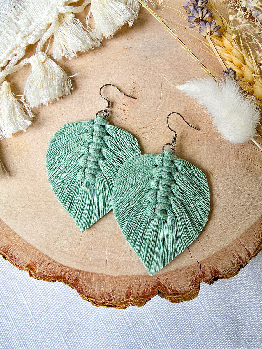Boucles d’oreilles Plume – Macramé bohème, couleur aloès et argent