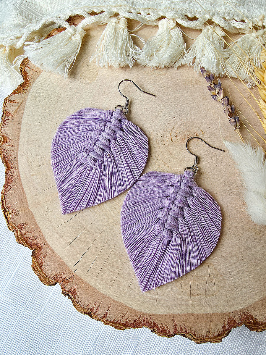 Boucles d’oreilles Plume – Macramé bohème, couleur lavande et argent