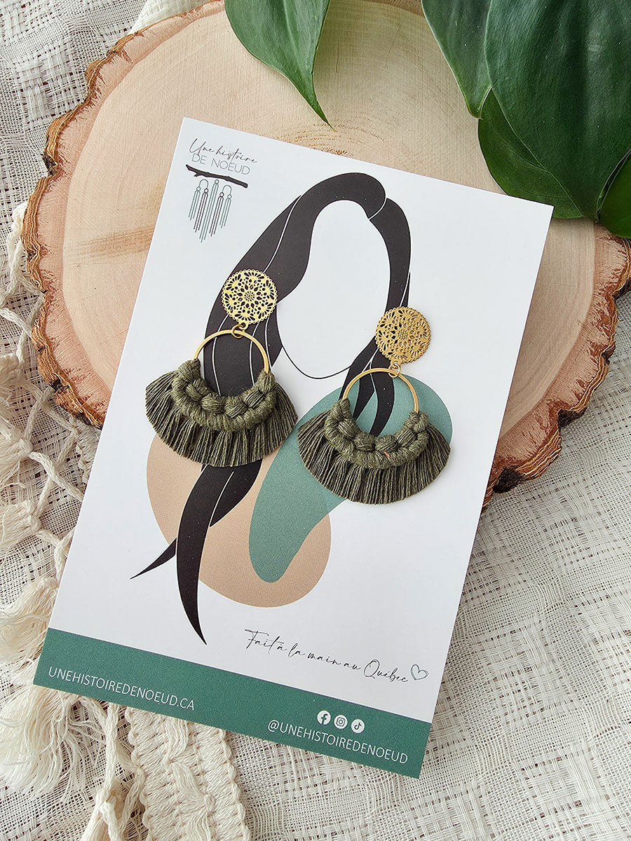 Boucles d’oreilles Noélia – Macramé bohème, couleur olive et or