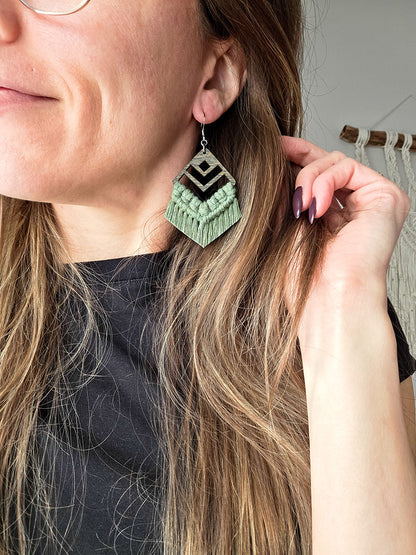 Boucles d’oreilles Azaya – Macramé bohème, couleur eucalyptus et argent
