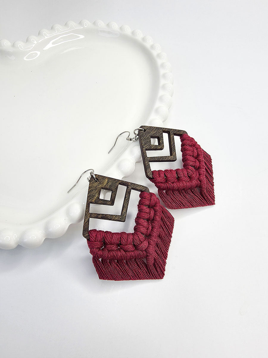 Boucles d’oreilles Azaya – Macramé bohème, couleur rouge cerise