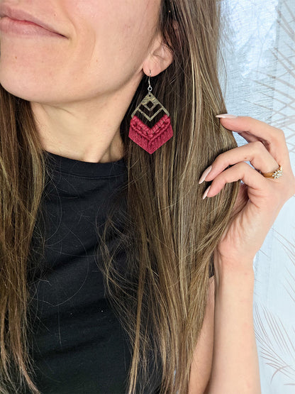 Boucles d’oreilles Azaya – Macramé bohème, couleur rouge cerise