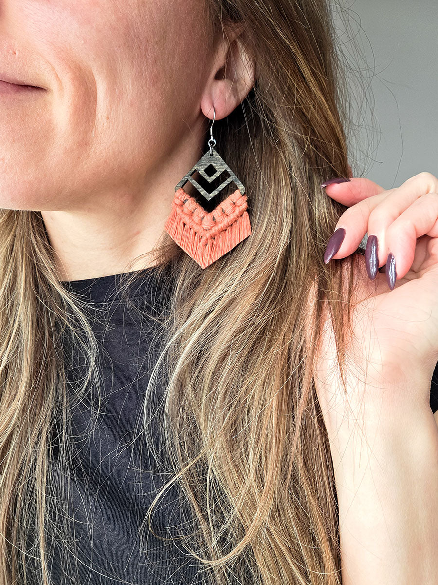 Boucles d’oreilles Azaya – Macramé bohème, couleur terracota et argent
