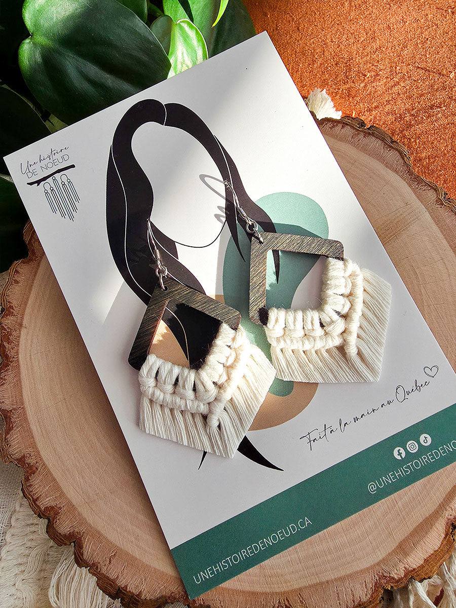Boucles d’oreilles Élina – Macramé bohème, couleur naturel et argent