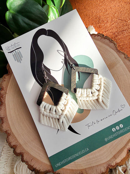 Boucles d’oreilles Élina – Macramé bohème, couleur naturel et argent
