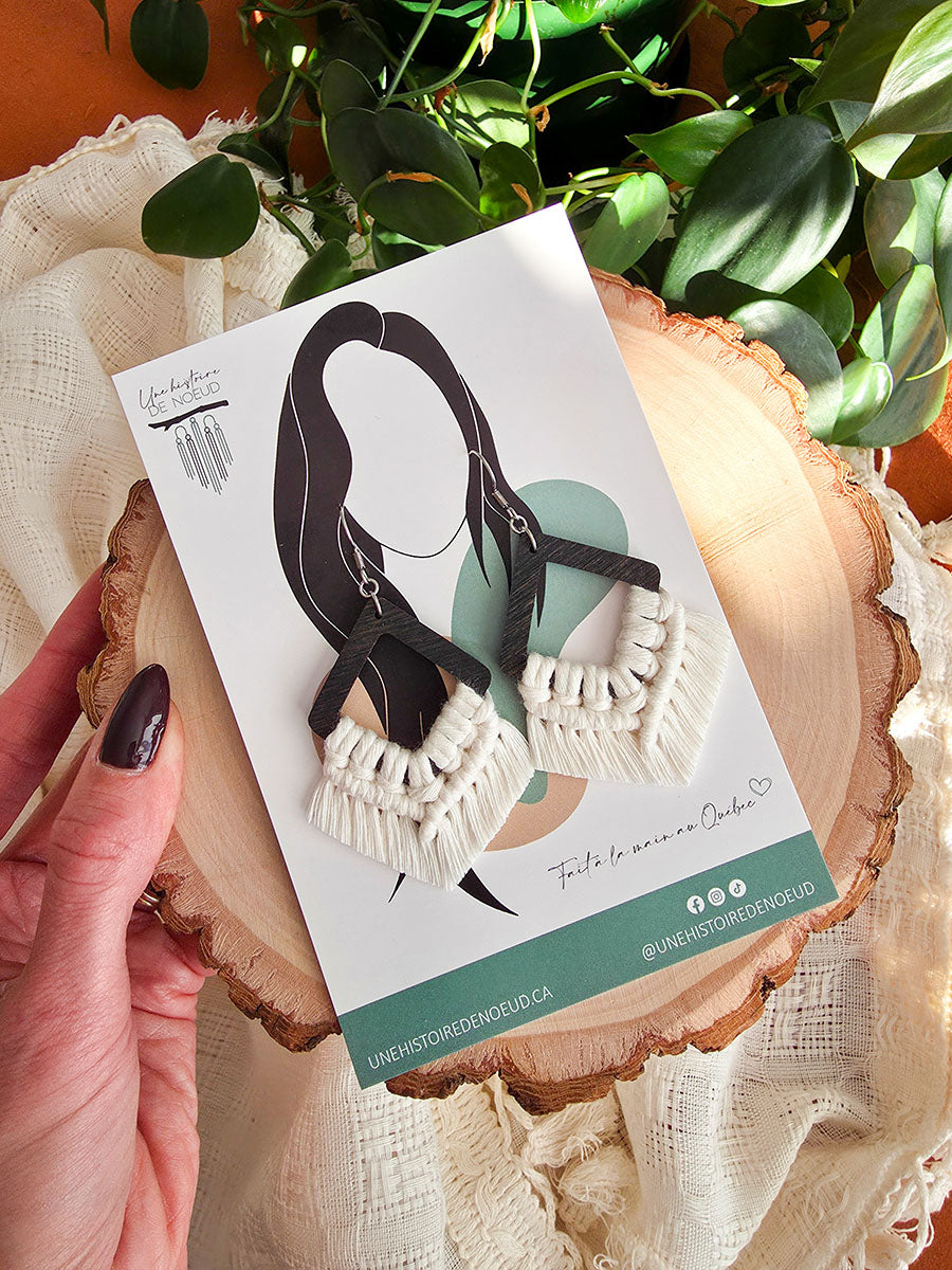 Boucles d’oreilles Élina – Macramé bohème, couleur naturel et argent