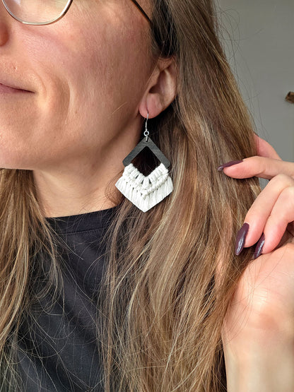 Boucles d’oreilles Élina – Macramé bohème, couleur naturel et argent