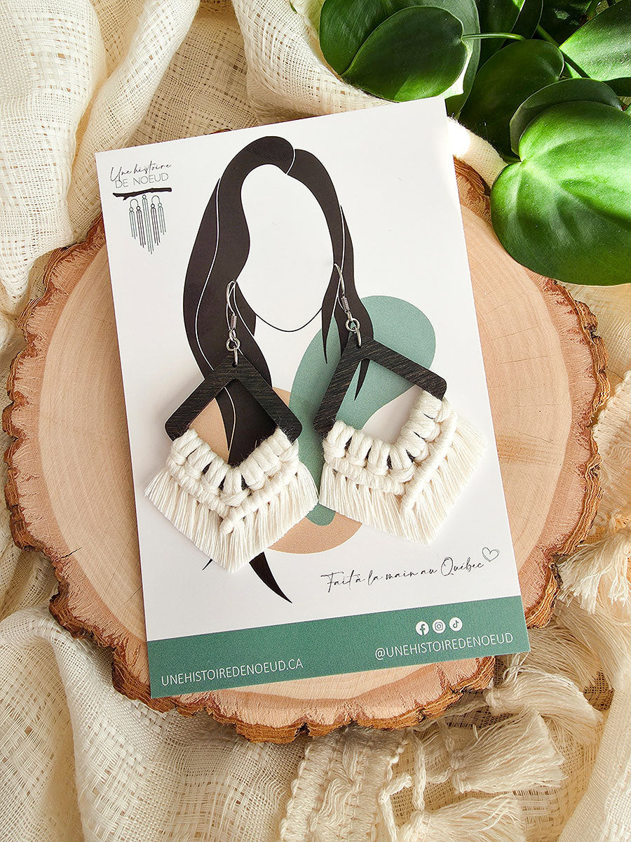 Boucles d’oreilles Élina – Macramé bohème, couleur naturel et argent