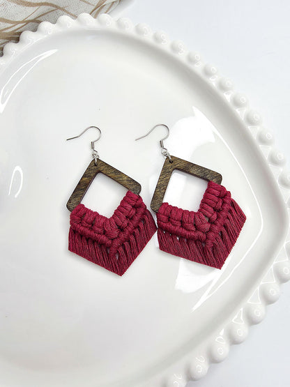 Boucles d’oreilles Élina – Macramé bohème, couleur rouge cerise