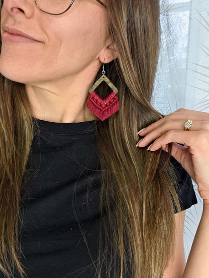Boucles d’oreilles Élina – Macramé bohème, couleur rouge cerise