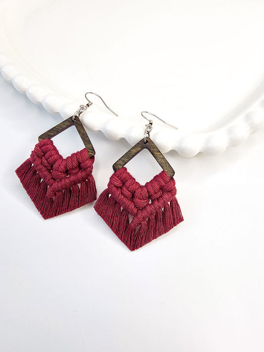 Boucles d’oreilles Lina – Macramé bohème, couleur rouge cerise