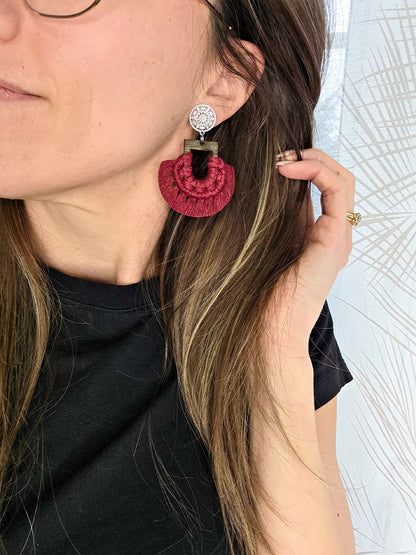 Boucles d’oreilles Naïra – Macramé bohème, couleur rouge cerise