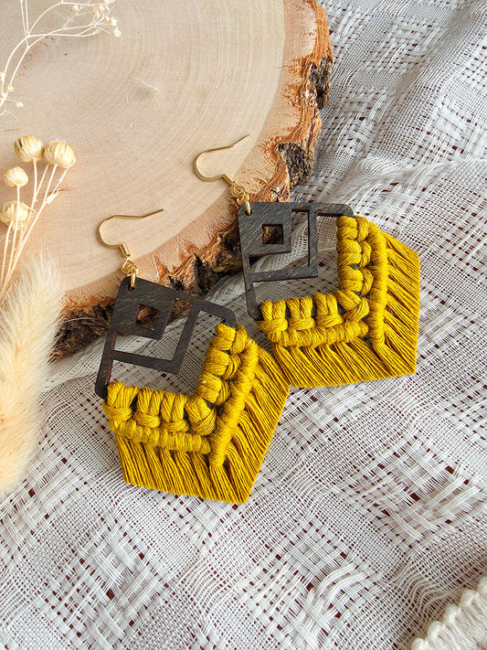 Boucles d’oreilles Azaya – Macramé bohème, couleur jaune épicé et or