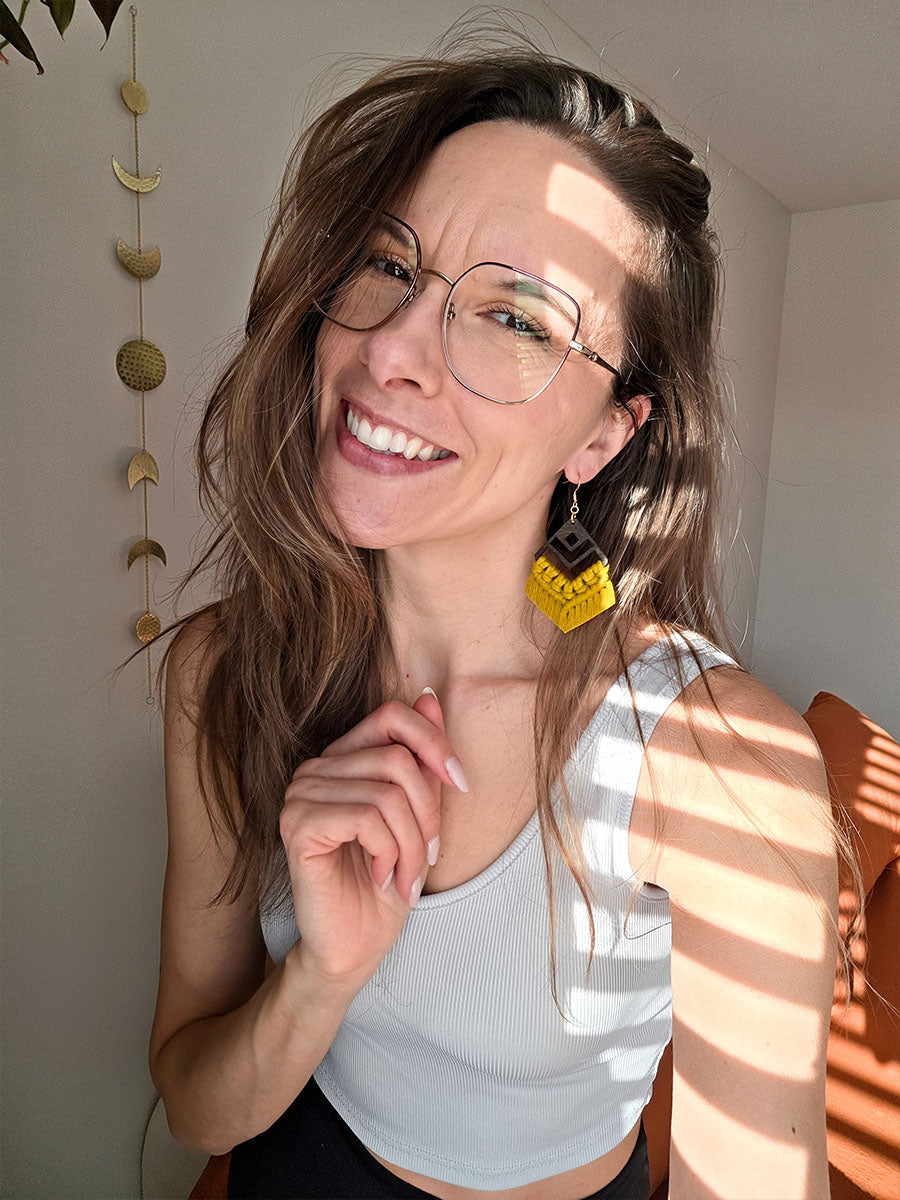 Boucles d’oreilles Azaya – Macramé bohème, couleur jaune épicé et or