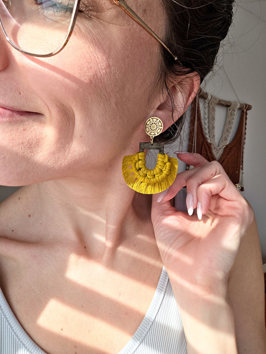 Boucles d’oreilles Naïra – Macramé bohème, couleur jaune épicé et or