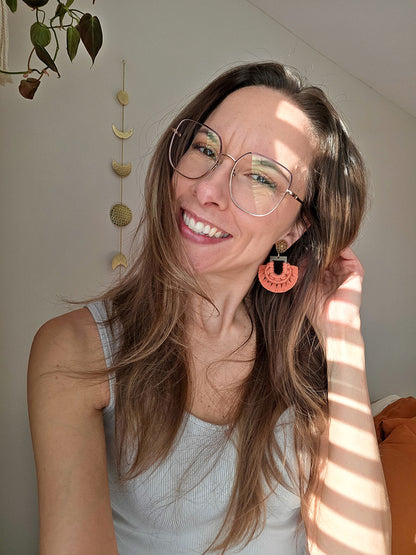 Boucles d’oreilles Naïra – Macramé bohème, couleur terracota et or