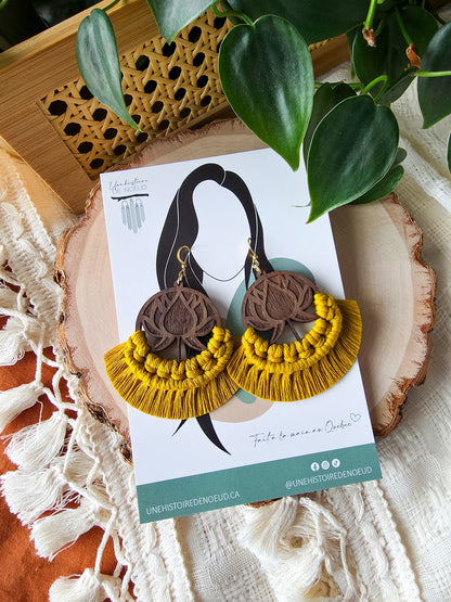 Boucles d’oreilles Lotus – Macramé bohème, couleur jaune épicé et or