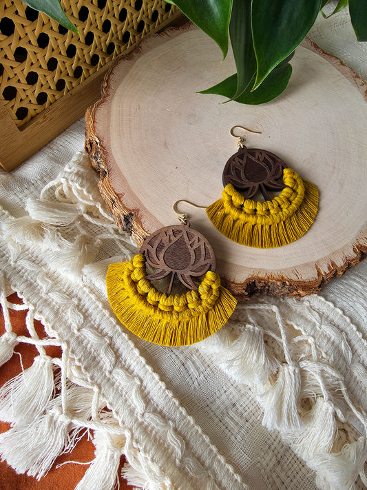 Boucles d’oreilles Lotus en bois de noyer – Macramé bohème, couleur jaune épicé et or