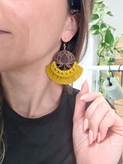 Boucles d’oreilles Lotus – Macramé bohème, couleur jaune épicé et or