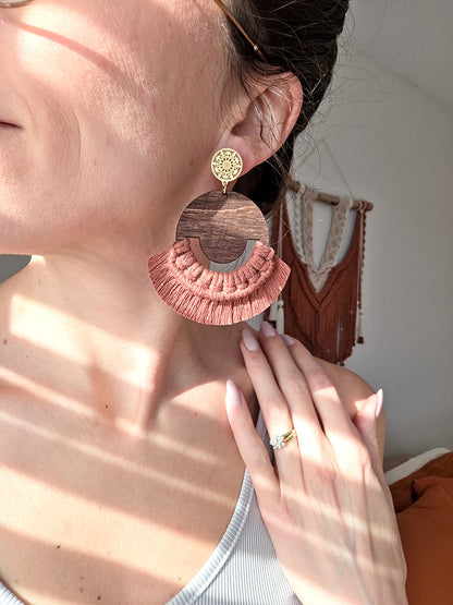 Boucles d’oreilles Isara – Macramé bohème, couleur cannelle et or