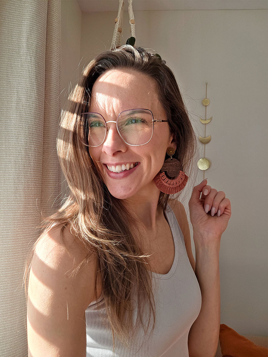 Boucles d’oreilles Isara – Macramé bohème, couleur cannelle et or