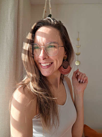 Boucles d’oreilles Isara – Macramé bohème, couleur cannelle et or