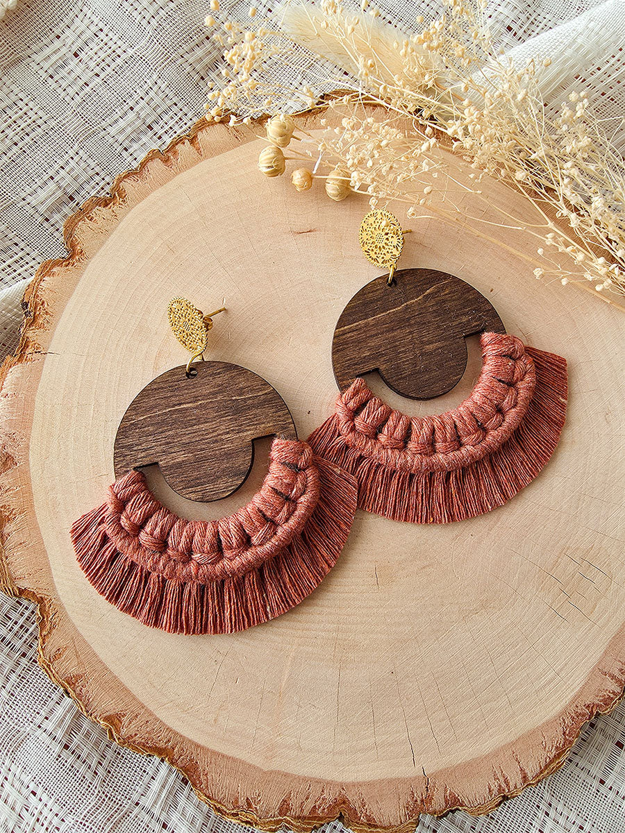 Boucles d’oreilles Isara – Macramé bohème, couleur cannelle et or