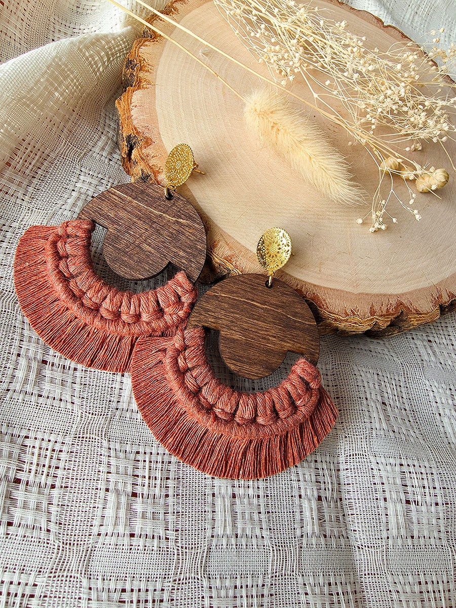 Boucles d’oreilles Isara – Macramé bohème, couleur cannelle et or