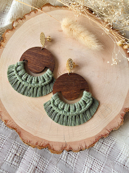 Boucles d’oreilles Isara – Macramé bohème, couleur eucalyptus et or