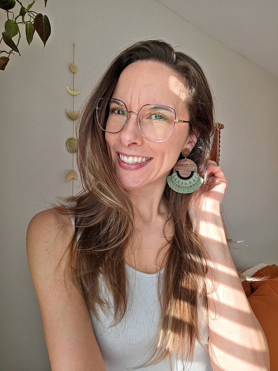 Boucles d’oreilles Isara – Macramé bohème, couleur eucalyptus et or