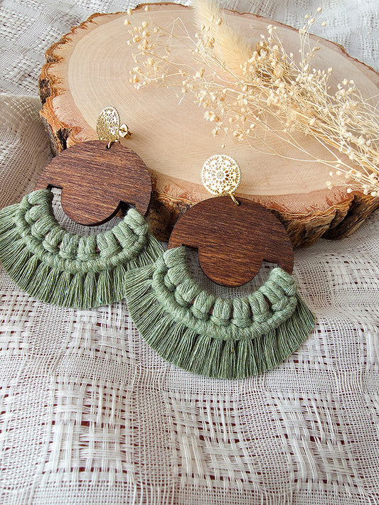 Boucles d’oreilles Isara – Macramé bohème, couleur eucalyptus et or
