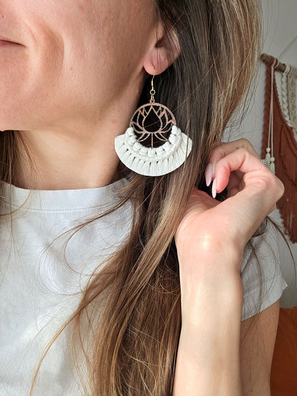 Boucles d’oreilles Lotus – Macramé bohème, couleur naturel et or