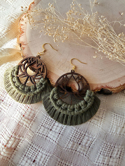 Boucles d’oreilles Lotus – Macramé bohème, couleur olive et or
