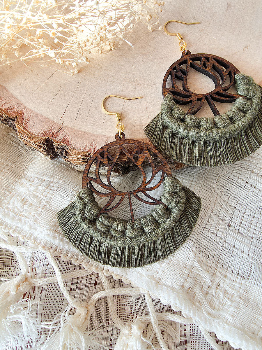 Boucles d’oreilles Lotus – Macramé bohème, couleur olive et or