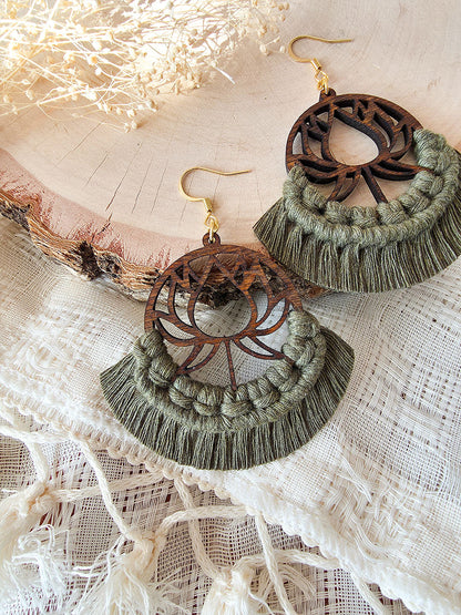 Boucles d’oreilles Lotus – Macramé bohème, couleur olive et or
